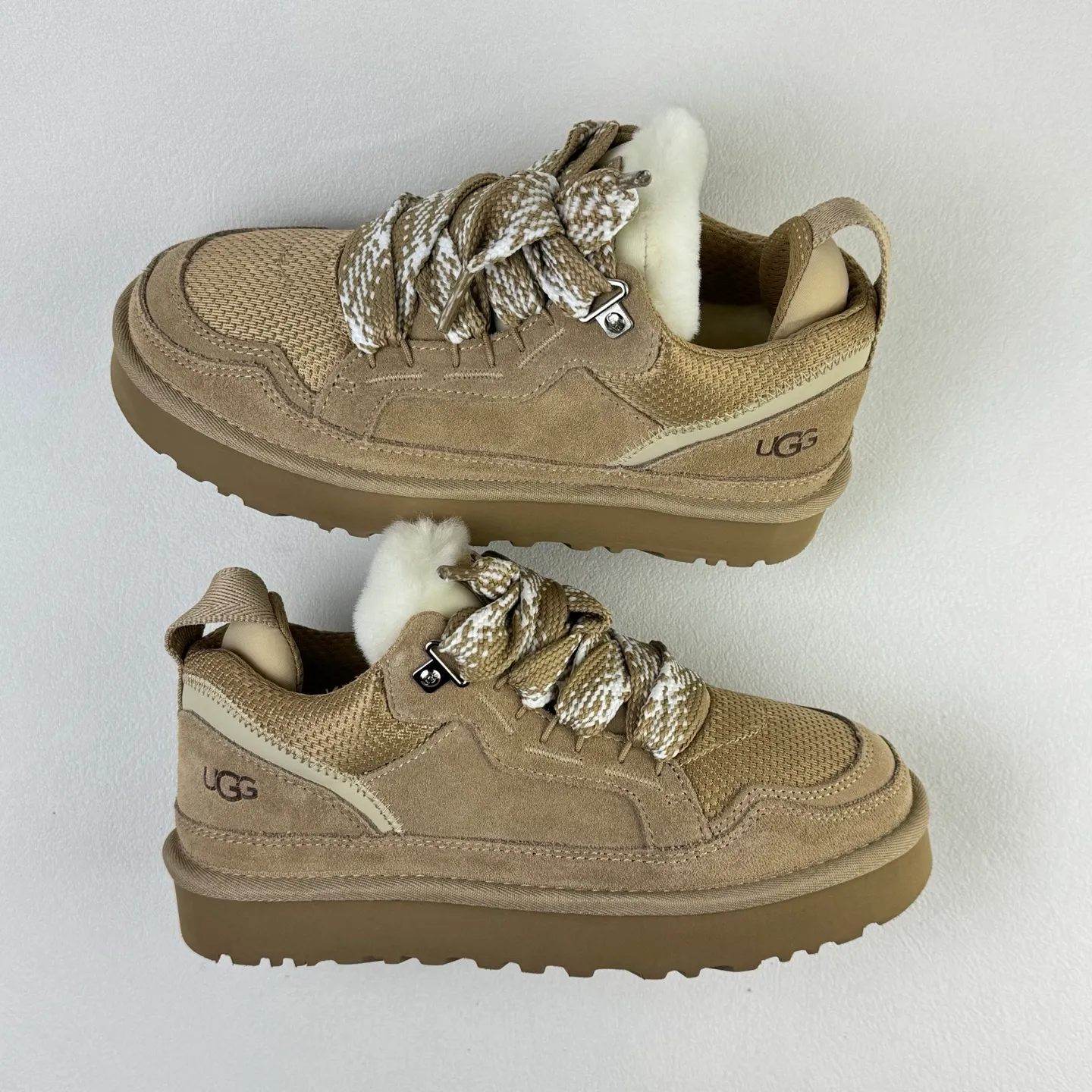 Local 💰600 OEM grade 4032 Mel series, top workmanship, super stable version ✔️ Good looks and texture, suede leather + low-key logo show retro, classic two-color shoelaces can be worn as two shoes ✔️ So comfortable that you want to weld your feet, ultra-light material + 5cm thick sole, increase height without tiring the feet, wool insoles are warm and breathable, no pressure for commuting and shopping all day long ✔️ I love the details: wide shoelaces for photos. Sizes 34-45 are suitable for various foot types. Slight stains can be wiped clean with a damp cloth. The loose feeling in early autumn is all due to it. Close your eyes and avoid stepping on thunder! 👟